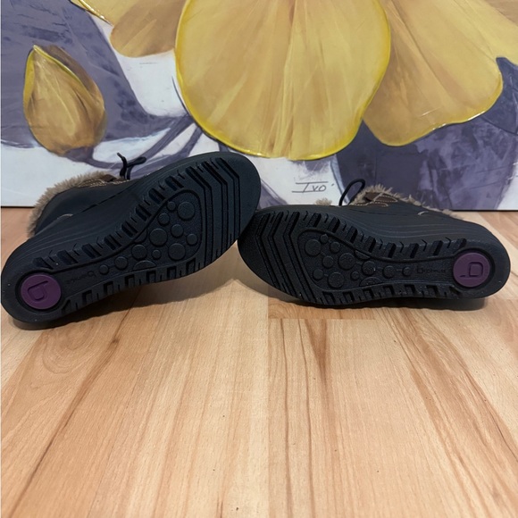 Bionica Leather Black and Brown Wedge Boot. Color: Blk/Brn. Size: 7 - Picture 6 of 9